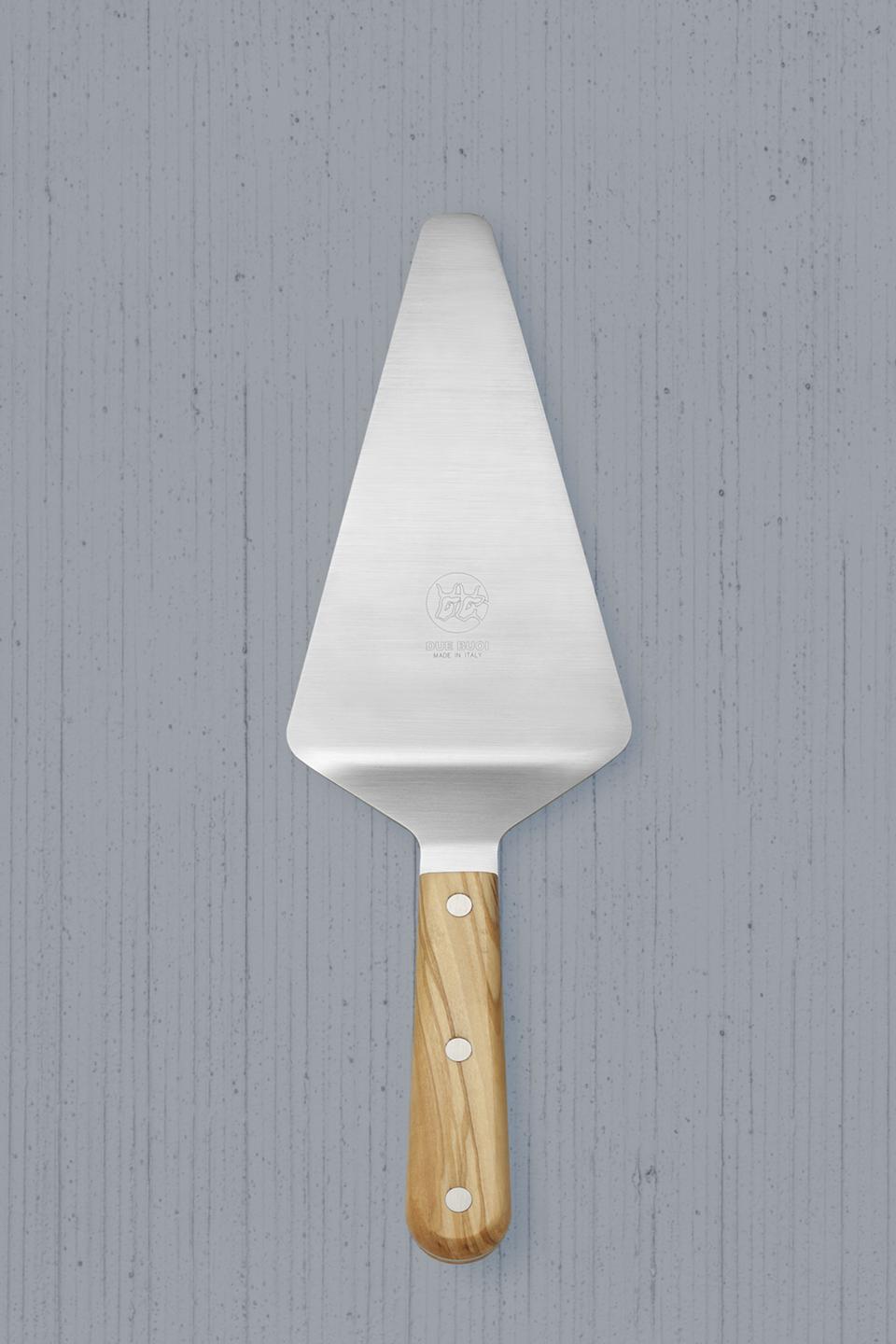 https://www.duebuoiknives.it/files/y4bkvi/pizza_spatula_-_olive_wood_handle.jpg